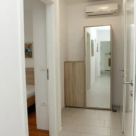 Apartma Domace Zavetje V Kopru Lure - Homey Retreat Lure *